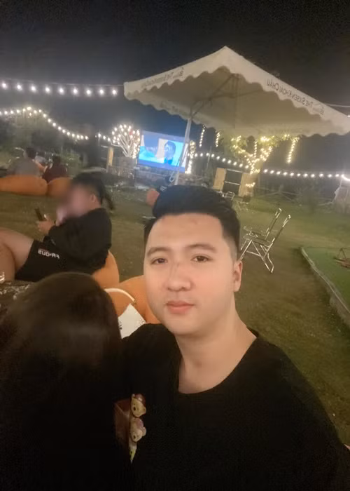 Gần đây, Trọng Hưng đăng tải hình ảnh tụ tập bạn bè. Đáng chú ý, một cô gái giấu mặt đang tựa đầu vào vai nam diễn viên. Ảnh: FBNV