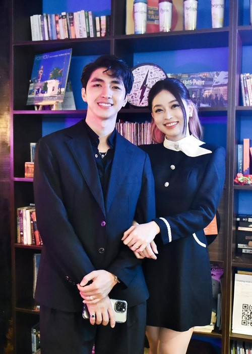 Phương Nga luôn được Bình An yêu thương, chiều chuộng. Nam diễn viên "Đừng làm mẹ cáu" cho biết, anh chiều theo mọi sở thích của vợ như nghe nhạc Hàn Quốc, nuôi mèo.