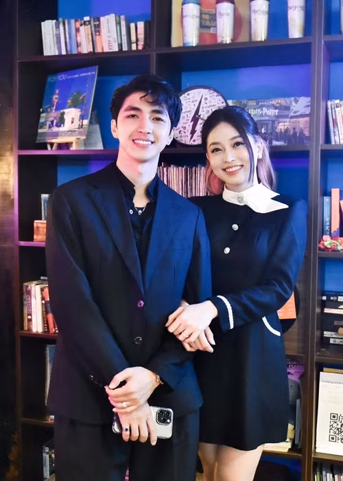 Phương Nga luôn được Bình An yêu thương, chiều chuộng. Nam diễn viên "Đừng làm mẹ cáu" cho biết, anh chiều theo mọi sở thích của vợ như nghe nhạc Hàn Quốc, nuôi mèo.