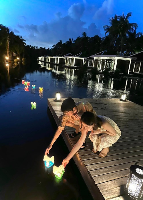 Nam diễn viên phim "Đừng làm mẹ cáu" chấp nhận dành thời gian của tuần trăng mặt để cùng vợ xem nhóm nhạc Hàn Quốc Blackpink biểu diễn.