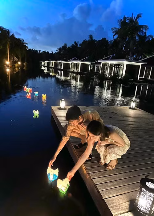 Nam diễn viên phim "Đừng làm mẹ cáu" chấp nhận dành thời gian của tuần trăng mặt để cùng vợ xem nhóm nhạc Hàn Quốc Blackpink biểu diễn.