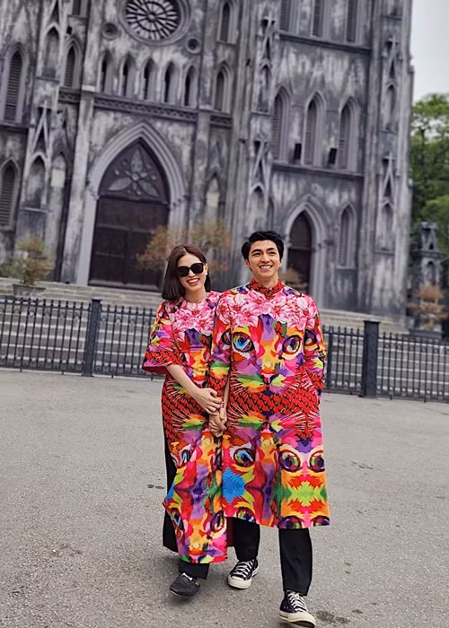 Nàng hậu chia sẻ trên Thể thao Văn hóa về gia đình chồng: "Tôi rất may mắn khi bố mẹ và em gái của Bình An đều là những người rất dễ tính và hiền lành. Mọi người đối xử với tôi rất tốt và tôi cũng dùng sự chân thành, tôn trọng dành cho gia đình Bình An. Bố mẹ thật sự rất yêu thương con trai và con dâu. Chính vì vậy, tôi không phải đối mặt với các mâu thuẫn mẹ chồng – nàng dâu thường thấy trên mạng".