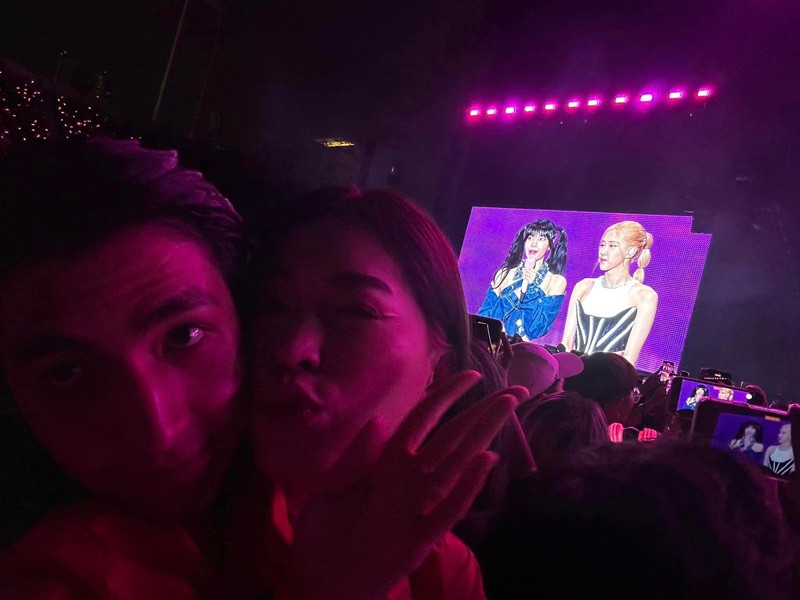 Phương Nga hạnh phúc khi xem show diễn nhóm nhạc yêu thích cùng chồng.