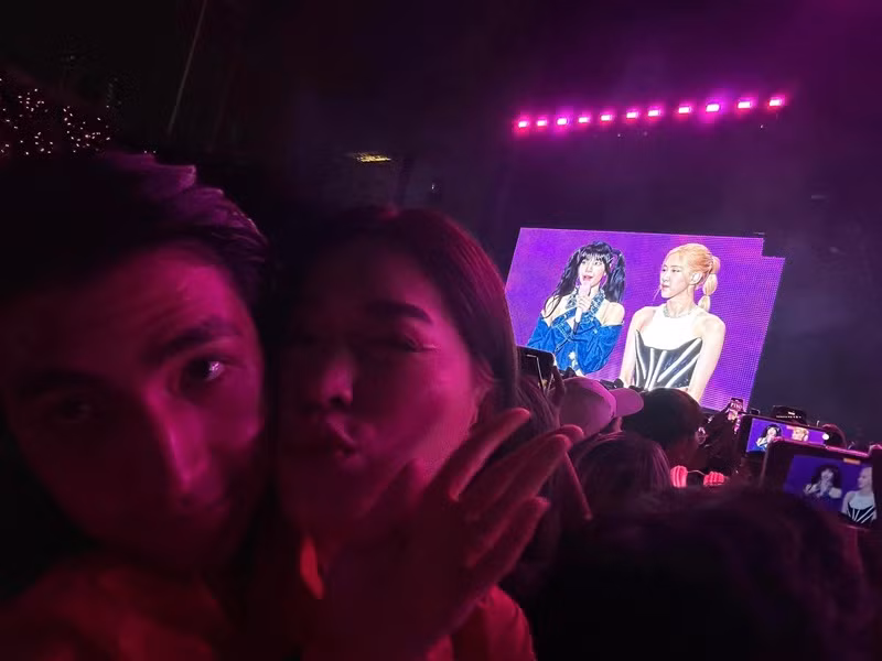 Phương Nga hạnh phúc khi xem show diễn nhóm nhạc yêu thích cùng chồng.