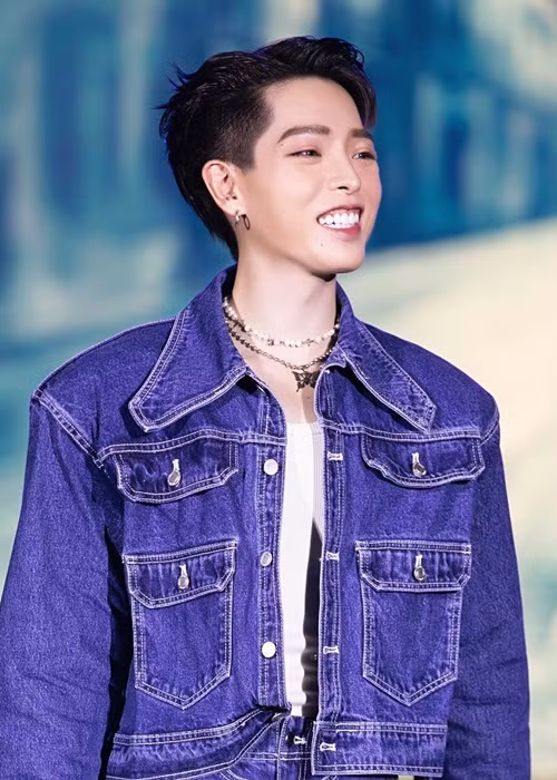 Biết rằng ngoại hình chỉ giúp thu hút sự chú ý tạm thời, Đức Phúc liên tục tung các sản phẩm âm nhạc để thể hiện tài năng ca hát của mình.