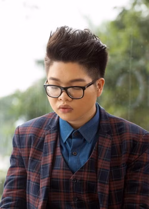 Rời cuộc thi, học trò Mỹ Tâm có sự nghiệp lẹt đẹt vì ngoại hình không được bắt mắt. Với mong muốn đổi vận, Đức Phúc quyết định "đập mặt xây lại".