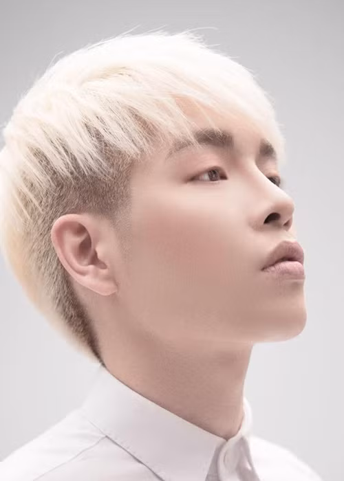 Vốn được yêu mến nhờ giọng hát nội lực, Đức Phúc càng chiếm được cảm tình của khán giả hơn khi có ngoại hình bắt mắt.