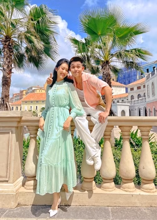 Trong khi một số đặt nghi vấn Thúy Ngân và Jun Phạm hẹn hò, người hâm mộ của Thúy Ngân và Jun Phạm cho rằng cả hai chỉ là đồng nghiệp, có tần suất bên cạnh nhau nhiều như vậy là bởi hai người có những dự án hợp tác chung mà thôi. Ảnh: Người đưa tin