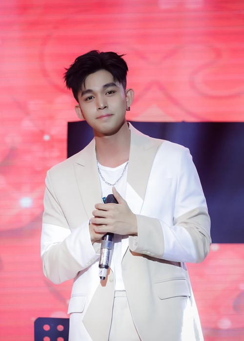 Đến nay, Jun Phạm chưa từng công khai bất kì mối tình nào. Nói về chuyện tình cảm đã qua, nam ca sĩ bày tỏ sự nuối tiếc bởi không hết mình với người mình yêu. Ảnh: FBNV