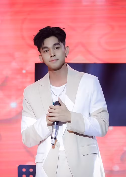 Đến nay, Jun Phạm chưa từng công khai bất kì mối tình nào. Nói về chuyện tình cảm đã qua, nam ca sĩ bày tỏ sự nuối tiếc bởi không hết mình với người mình yêu. Ảnh: FBNV