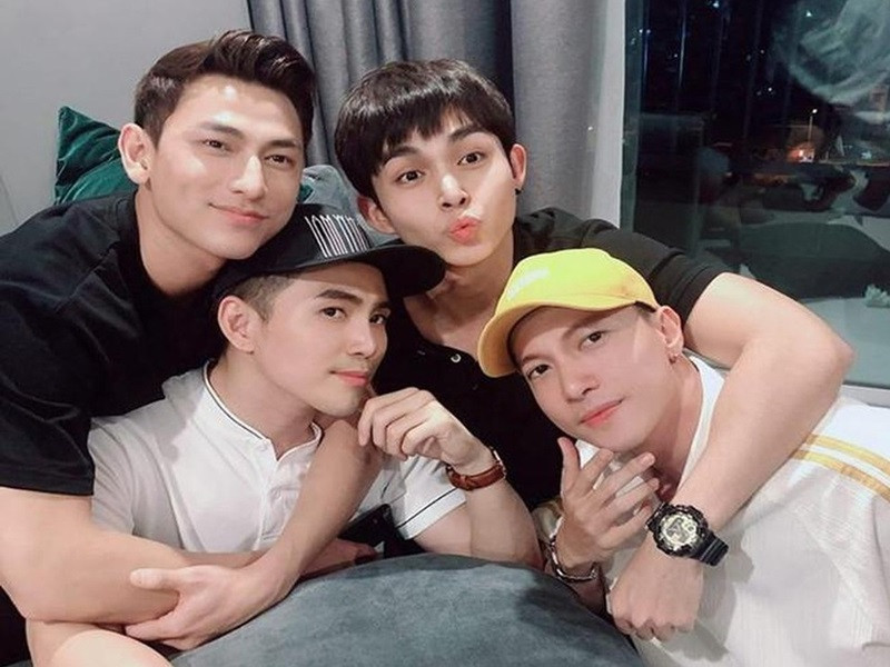 Theo Jun Phạm, 4 thành viên nhóm 365 vốn hay cãi lộn vì mỗi người một tính. "Tất nhiên, chúng tôi có thương nhau, nhưng không thể yêu nhau được. Yêu nhau là phải chăm lo, chia sẻ cho nhau. Giờ đến chia sẻ còn không nổi thì lấy đâu ra mà yêu nhau", Jun Phạm nói thêm. Ảnh: Zing