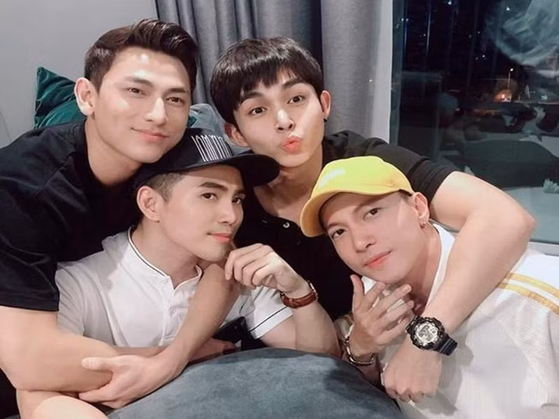 Theo Jun Phạm, 4 thành viên nhóm 365 vốn hay cãi lộn vì mỗi người một tính. "Tất nhiên, chúng tôi có thương nhau, nhưng không thể yêu nhau được. Yêu nhau là phải chăm lo, chia sẻ cho nhau. Giờ đến chia sẻ còn không nổi thì lấy đâu ra mà yêu nhau", Jun Phạm nói thêm. Ảnh: Zing