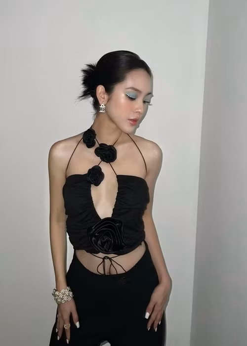 Người mẫu sinh năm 1995 có chiều cao 1m67, số đo 3 vòng 80-60-88cm.