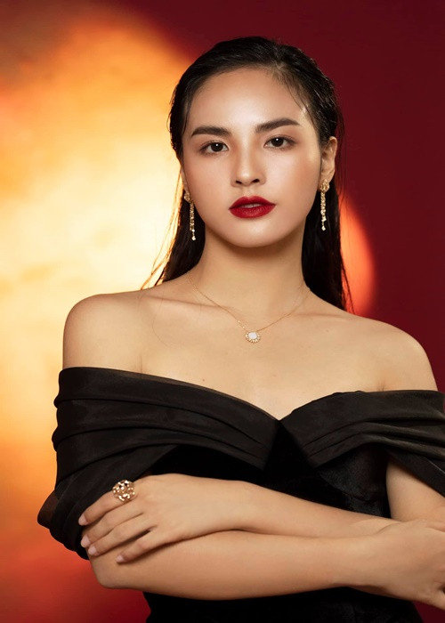 Quỳnh Nga còn là á khôi 1 cuộc thi Hoa khôi Sinh viên Việt Nam 2017, lọt top 10 Miss World Vietnam 2019.