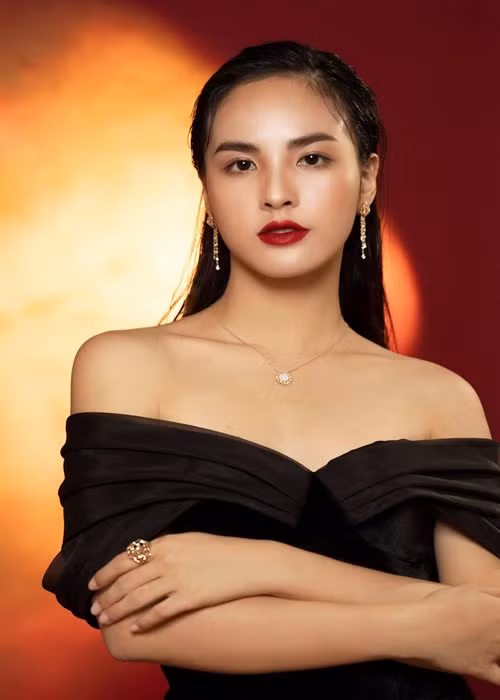 Quỳnh Nga còn là á khôi 1 cuộc thi Hoa khôi Sinh viên Việt Nam 2017, lọt top 10 Miss World Vietnam 2019.
