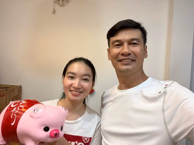 Phía Ngọc Thưởng hỗ trợ Tiết Cương quay video.