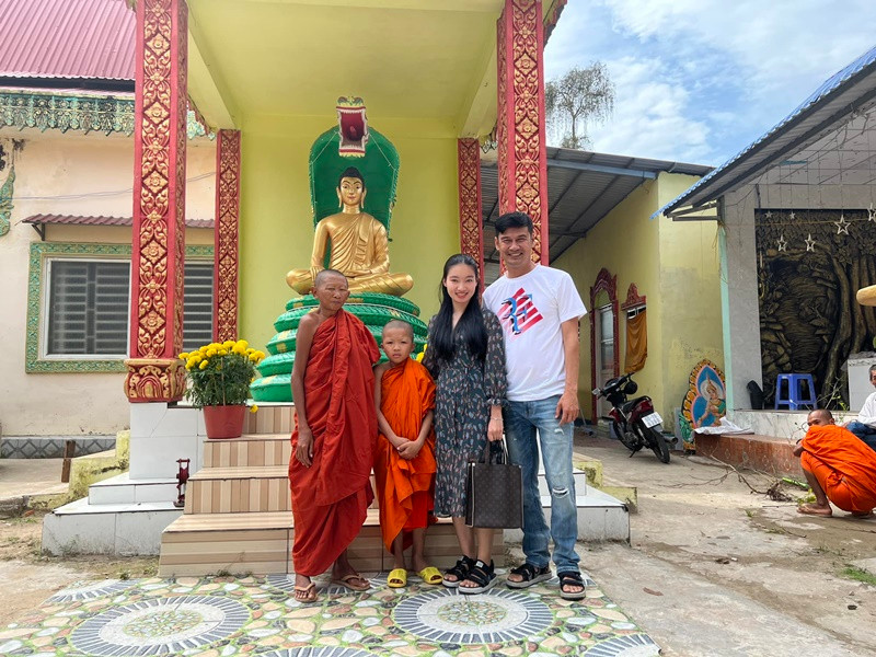 Cặp vợ chồng son đi lễ chùa.