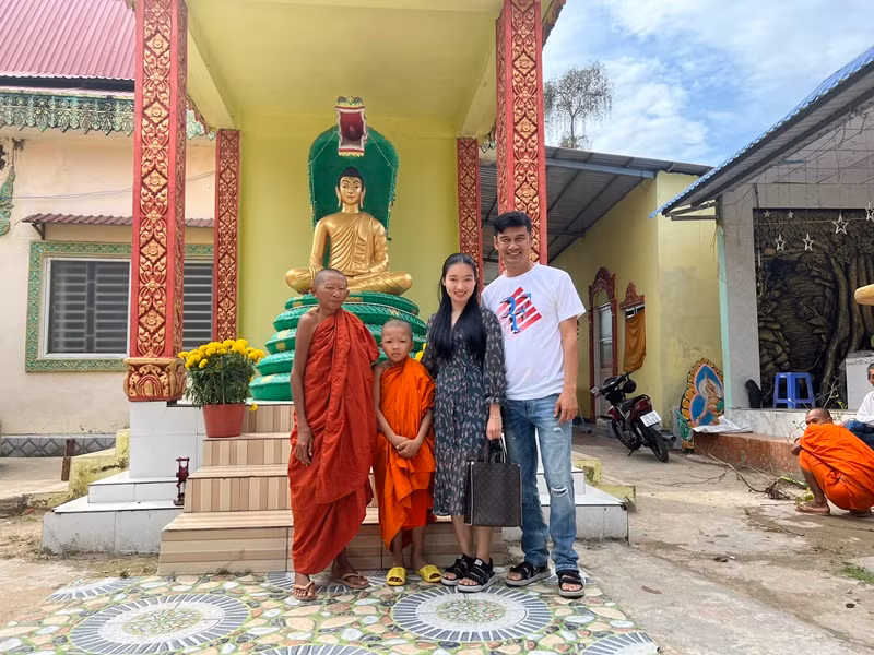 Cặp vợ chồng son đi lễ chùa.