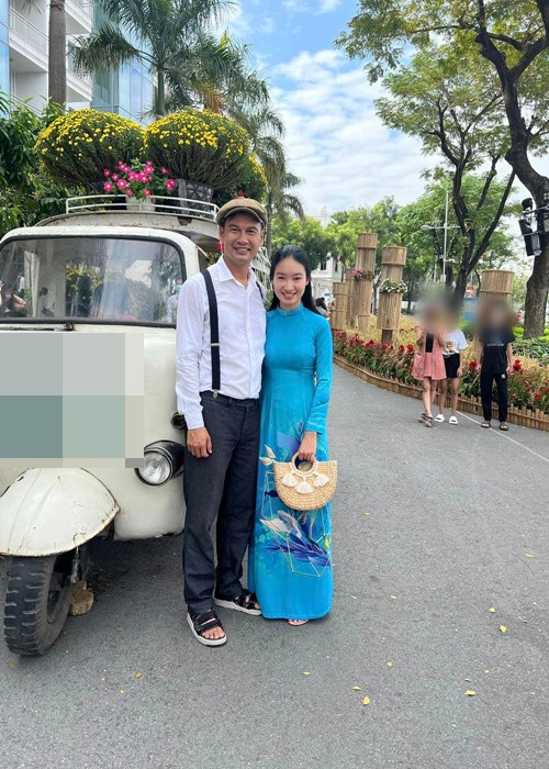 Bà xã Tiết Cương diện áo dài, tình tứ bên chồng dịp Tết Nguyên đán 2023.