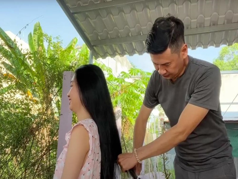 Tiết Cương chiều chuộng Ngọc Thưởng hết mực. Anh phụ giúp vợ làm việc nhà, livestream bán hàng, cắt tóc cho vợ.