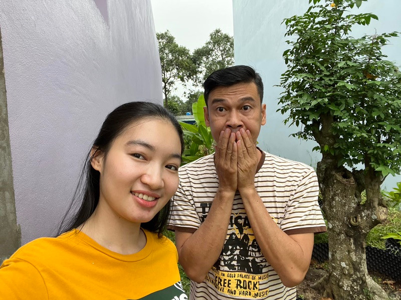 Sau đám cưới, ban đầu, Tiết Cương và bà xã hạn chế đăng tải hình ảnh bên nhau. Tuy nhiên, sau đó, cả hai thoải mái xuất hiện bên đối phương.