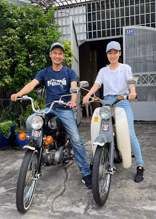 Ngọc Thưởng bắt đầu yêu thích xe cổ giống chồng.