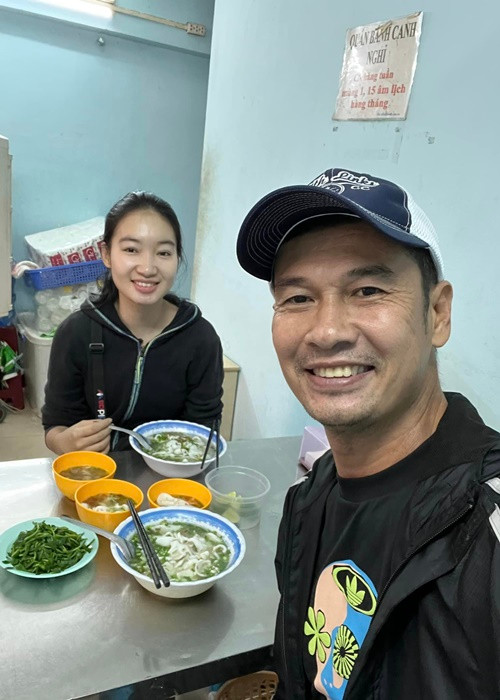 Vợ chồng nam diễn viên có những khoảnh khắc bình dị nhưng hạnh phúc bên nhau.