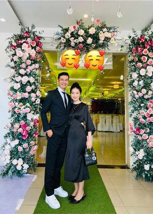 Tiết Cương và vợ sánh đôi dự một tiệc cưới.