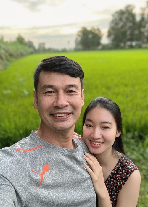 Tiết Cương còn liên tục khoe vợ trẻ trong các video đăng tải trên Youtube.