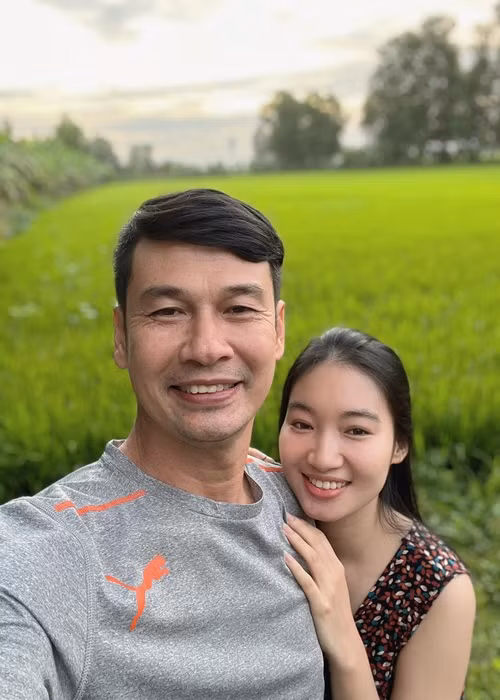 Tiết Cương còn liên tục khoe vợ trẻ trong các video đăng tải trên Youtube.