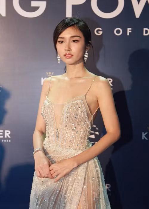 Nong Poy mệnh danh là đệ nhất mỹ nhân chuyển giới Thái. Cô sở hữu gương mặt xinh đẹp cùng vóc dáng gợi cảm.