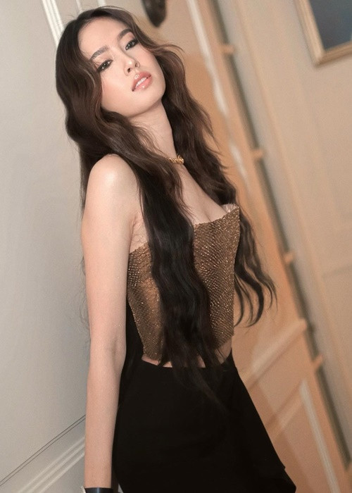 Theo Zing, cô từng đóng "Thailand’s love", "Tảo độc", "Kill bill", "The white storm". Khi còn tập trung phát triển sự nghiệp diễn xuất ở Trung Quốc, Nong Poy từng hợp tác với các ngôi sao như Châu Nhuận Phát, Trương Gia Huy, Cổ Thiên Lạc.