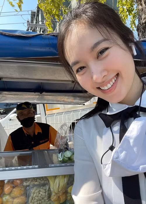 Vài năm trở lại đây, Nong Poy tận hưởng cuộc sống bình yên, hạnh phúc. Cô dành nhiều thời gian cho gia đình, bạn bè và thực hiện những sở thích của bản thân như du lịch, thể thao.