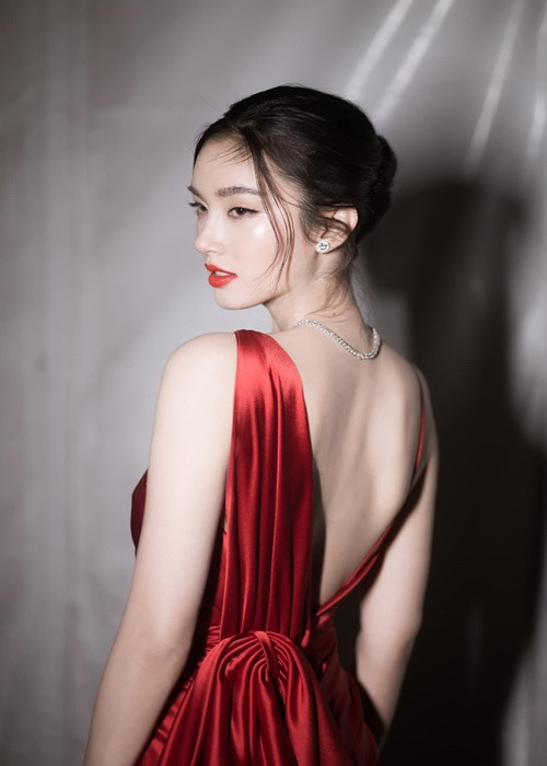 Nhan sắc ngày càng mặn mà, quyến rũ giúp Nong Poy giữ được sức hút dù cô hạn chế tham gia các hoạt động showbiz.