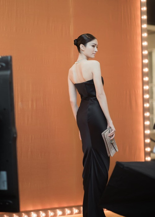 Năm 2004, cô đăng quang Hoa hậu Chuyển giới Quốc tế.