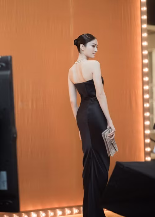 Năm 2004, cô đăng quang Hoa hậu Chuyển giới Quốc tế.