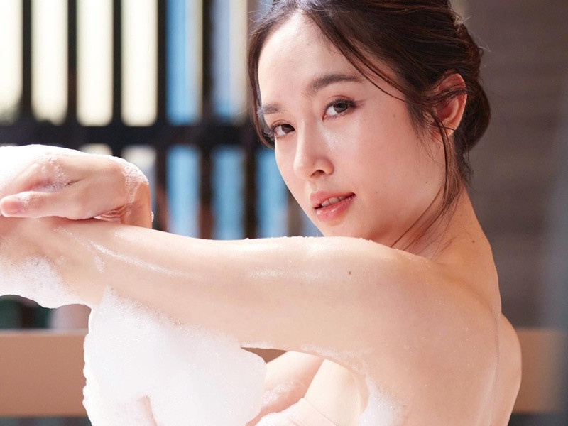 Vẻ đẹp ngọt ngào, nữ tính của mỹ nhân chuyển giới đẹp nhất Thái Lan khiến cánh mày râu mê mẩn.