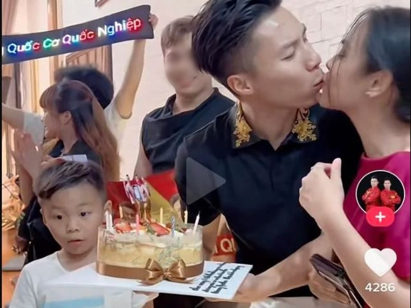 Trở về nhà, Quốc Nghiệp trao nụ hôn ngọt ngào cho bà xã O Sen Ngọc Mai. Ảnh: Saostar