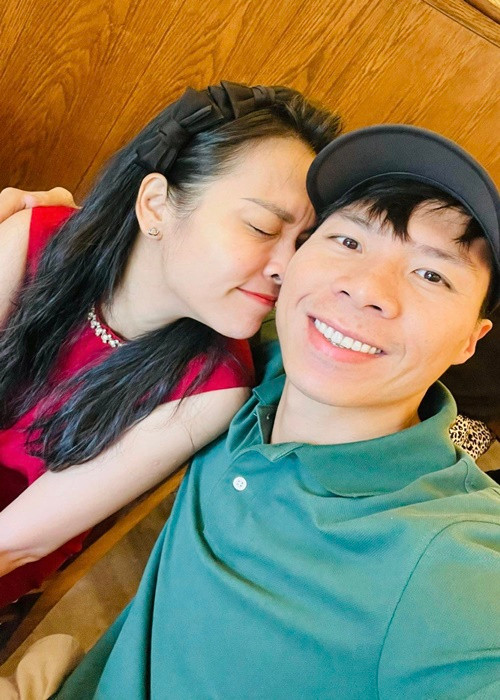 Ngọc Mai vẫn giữ im lặng về loạt ảnh gây xôn xao dư luận. Mới nhất, nữ ca sĩ khoe ảnh tình tứ bên chồng. Đi kèm với đó, Ngọc Mai viết: "Nũng nịu một tí". Dưới bài đăng của Ngọc Mai, Quốc Nghiệp bày tỏ: "Có anh về em sẽ ngủ ngon thôi. Love you more". Ảnh: FBNV