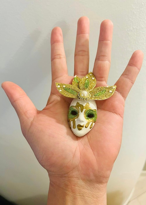 Quốc Nghiệp mua một chiếc mặt nạ giống mặt nạ của Ngọc Mai ở chương trình Ca sĩ mặt nạ 2022. Ảnh: FBNV