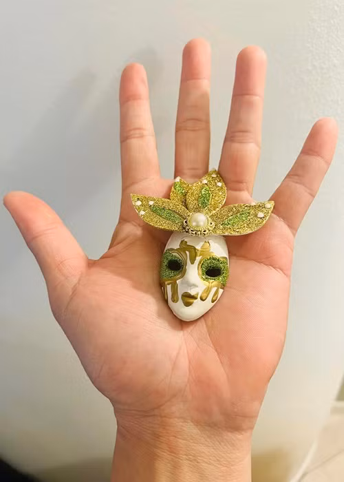 Quốc Nghiệp mua một chiếc mặt nạ giống mặt nạ của Ngọc Mai ở chương trình Ca sĩ mặt nạ 2022. Ảnh: FBNV