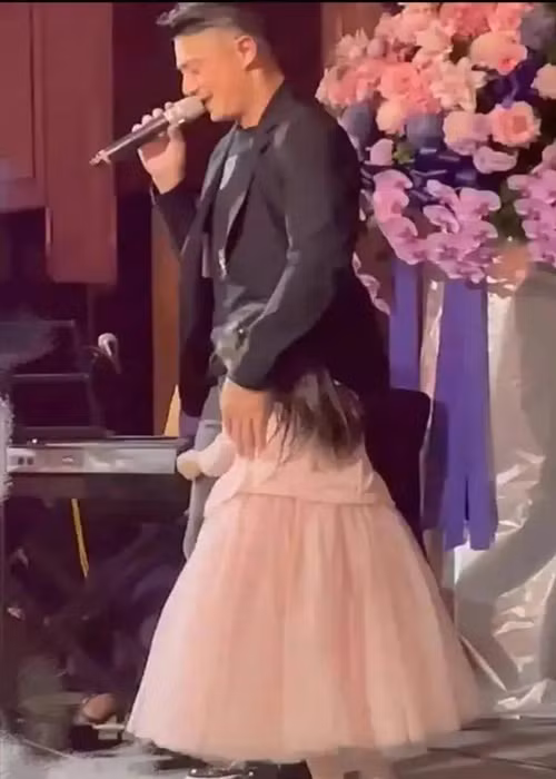 Bé Cá Heo Nhỏ có làn da trắng sứ, hai má lúm cực duyên được thừa hưởng từ mẹ. Ảnh: KKnews