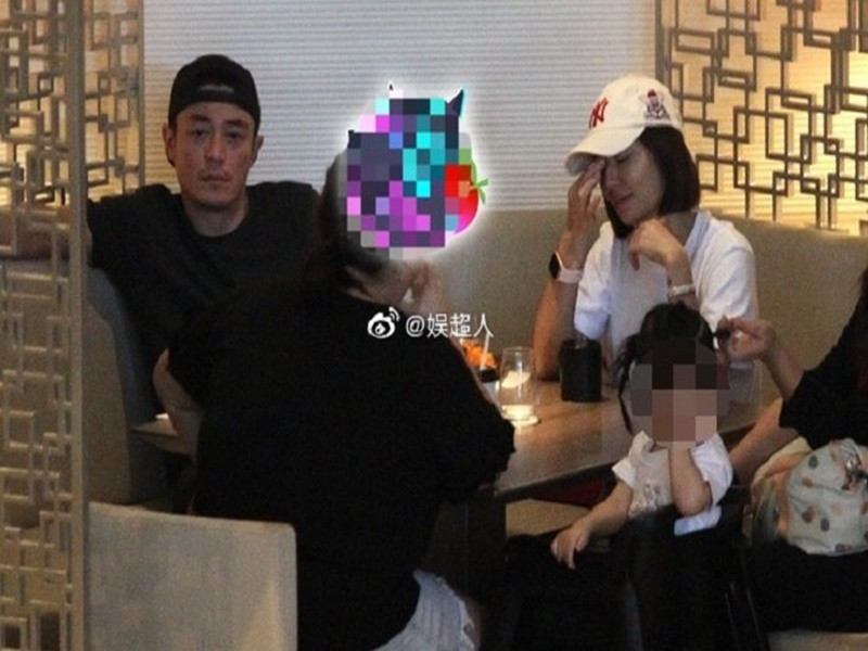 Lâm Tâm Như và Hoắc Kiến Hoa thường xuyên đưa con ra ngoài chơi nhưng bé Cé Heo Nhỏ không lộ mặt bởi hai ngôi sao yêu cầu truyền thông phải làm mờ hình ảnh mặt con gái. Ảnh: Apple Daily