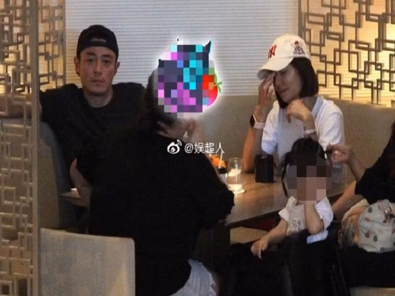 Lâm Tâm Như và Hoắc Kiến Hoa thường xuyên đưa con ra ngoài chơi nhưng bé Cé Heo Nhỏ không lộ mặt bởi hai ngôi sao yêu cầu truyền thông phải làm mờ hình ảnh mặt con gái. Ảnh: Apple Daily