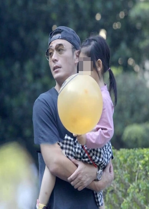 Chia sẻ về ngoại hình của con gái, Lâm Tâm Như cho biết, bé Cá Heo Nhỏ giống mẹ hơn bố. Ảnh: Weibo