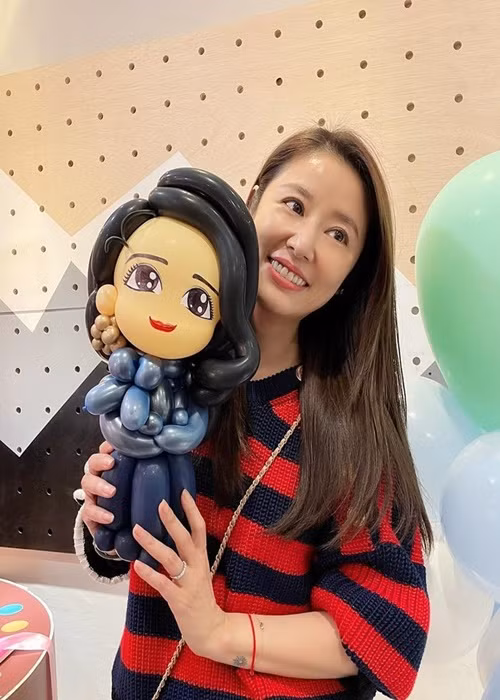 Lâm Tâm Như khoe hình nộm mô tả con gái. Ảnh: Weibo