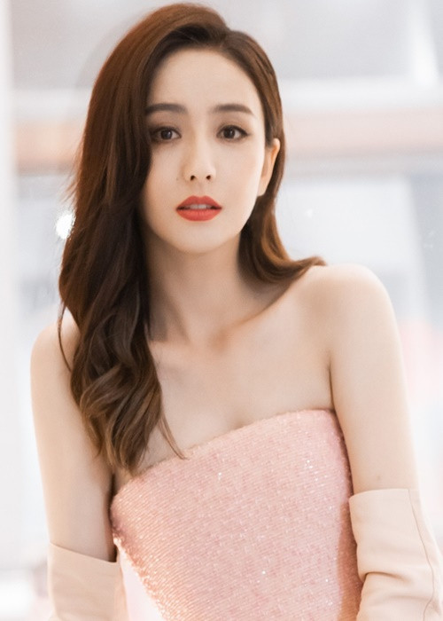 Năm 2021, Đồng Lệ Á bị tung tin kết hôn với tổng giám đốc đài truyền hình trung ương Trung Quốc CCTV. Phía người đẹp đã nhờ cảnh sát bắt giữ người tung tin thất thiệt. Ảnh: Zing