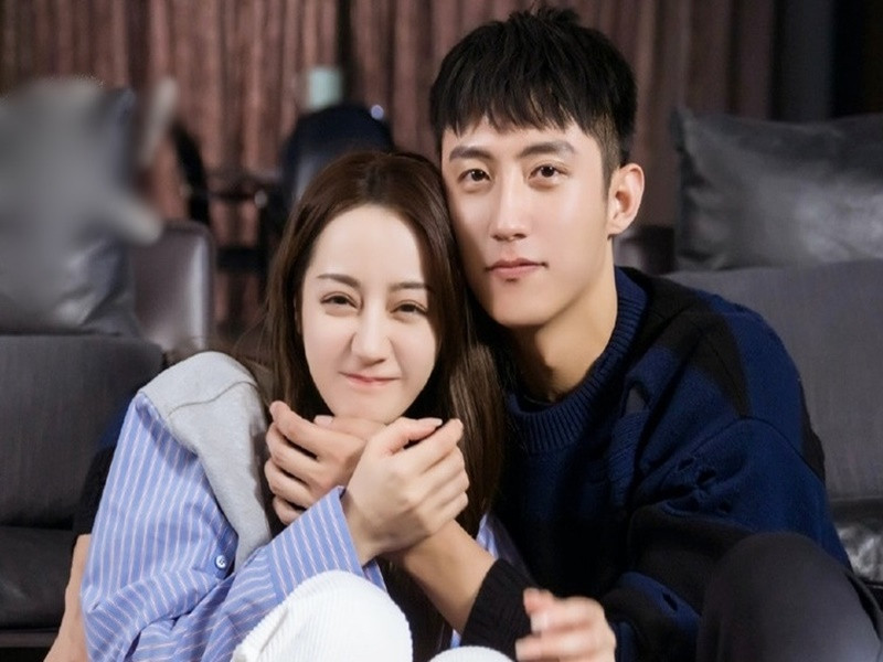 Từ khi vào showbiz đến nay, Địch Lệ Nhiệt Ba chưa từng công khai hẹn hò. Tuy nhiên, người đẹp vướng nghi vấn nhiều tin đồn tình cảm. Từ năm 2020, cô bị đồn yêu diễn viên Hoàng Cảnh Du khi hợp tác trong phim “Hạnh phúc trong tầm tay”. Ảnh: Zing