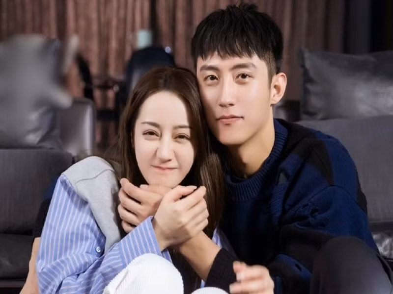 Từ khi vào showbiz đến nay, Địch Lệ Nhiệt Ba chưa từng công khai hẹn hò. Tuy nhiên, người đẹp vướng nghi vấn nhiều tin đồn tình cảm. Từ năm 2020, cô bị đồn yêu diễn viên Hoàng Cảnh Du khi hợp tác trong phim “Hạnh phúc trong tầm tay”. Ảnh: Zing