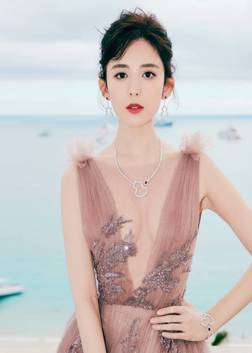 Cổ Lực Na Trát từng bị 3 bạn trai cũ tung ảnh ngày còn mặn nồng. Ảnh: Arttimes